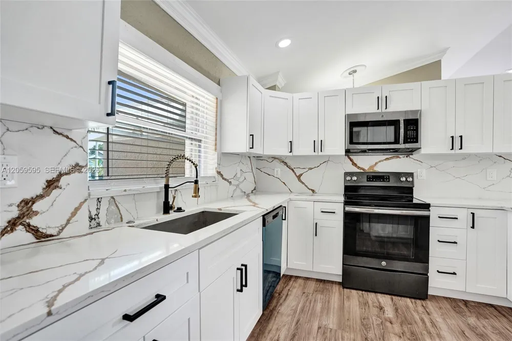 8204 SW 12th St North Lauderdale, FL 33068