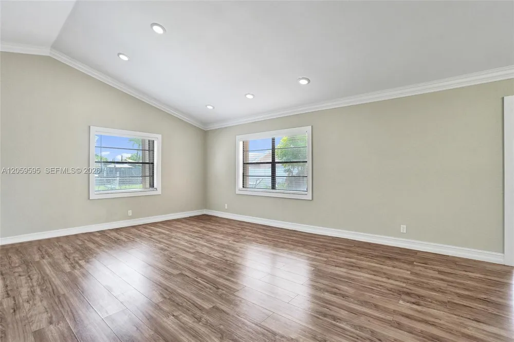 8204 SW 12th St North Lauderdale, FL 33068