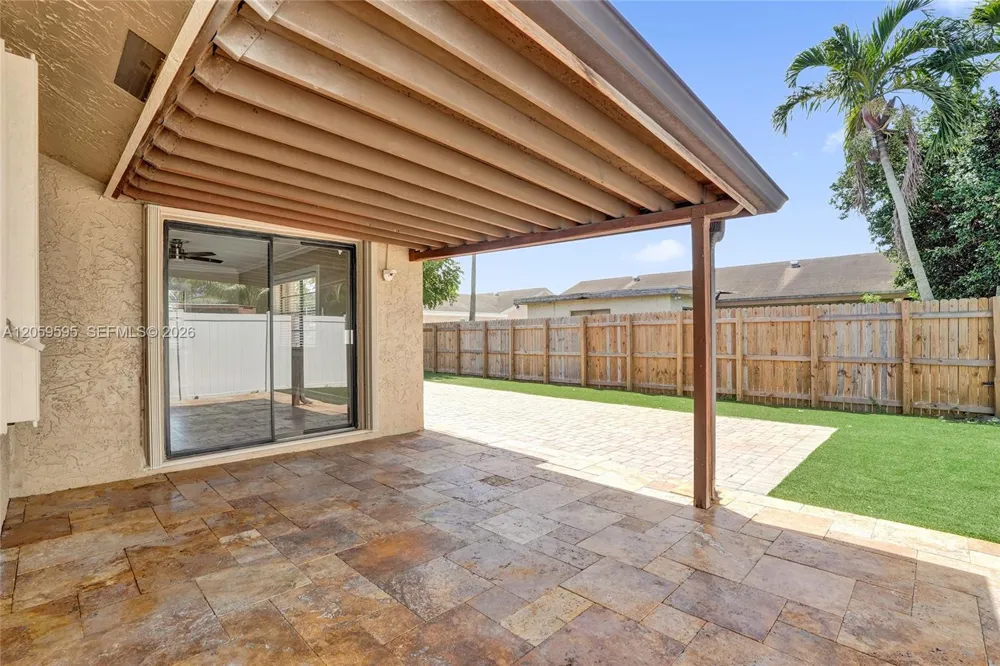 8204 SW 12th St North Lauderdale, FL 33068