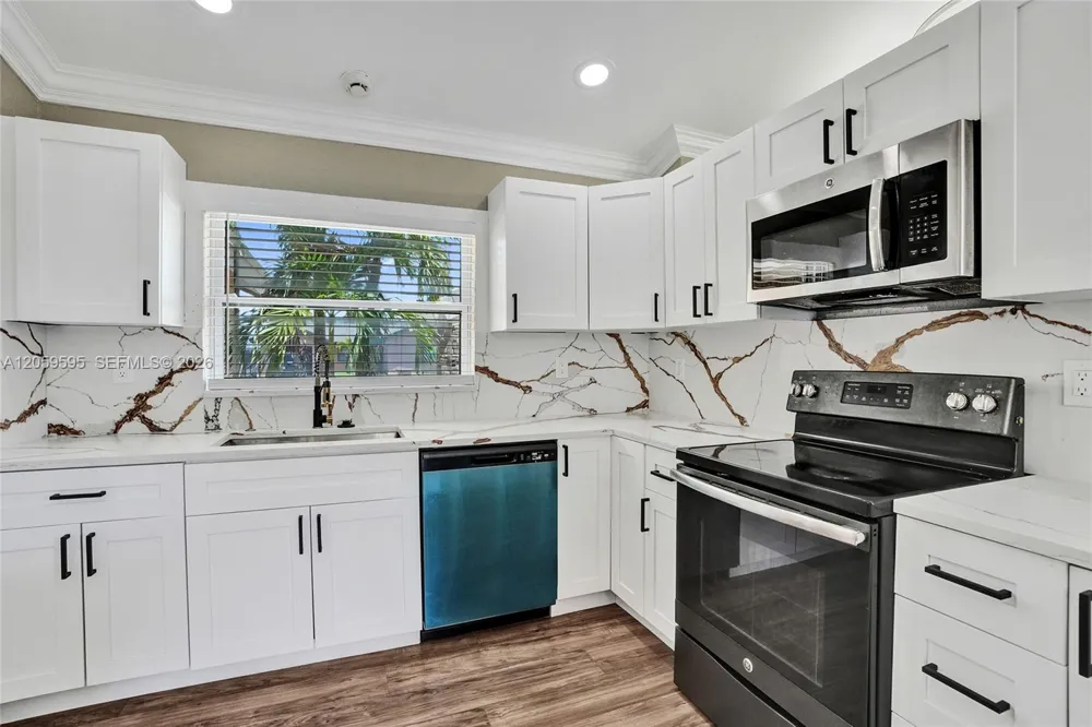 8204 SW 12th St North Lauderdale, FL 33068