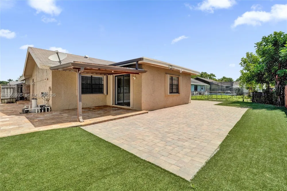 8204 SW 12th St North Lauderdale, FL 33068