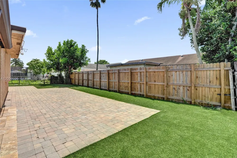 8204 SW 12th St North Lauderdale, FL 33068