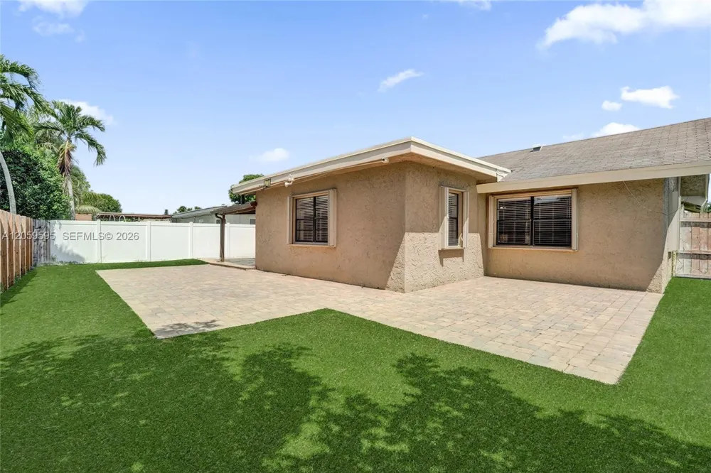 8204 SW 12th St North Lauderdale, FL 33068
