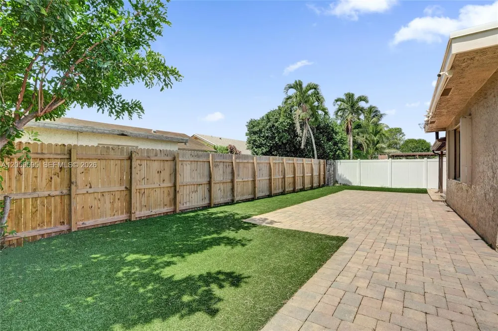8204 SW 12th St North Lauderdale, FL 33068