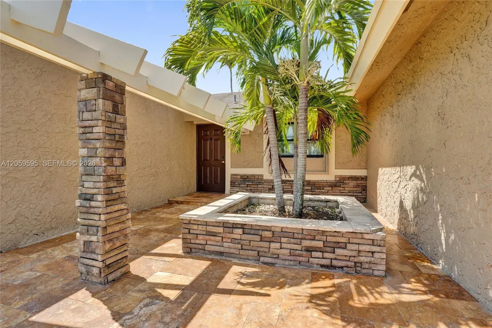 8204 SW 12th St North Lauderdale, FL 33068
