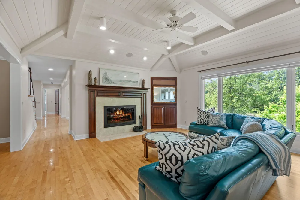 592 County Road 24 Wayzata, MN 55391