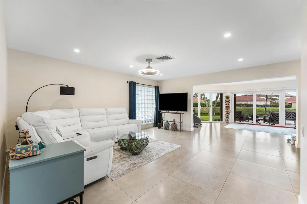 362 Yorktowne Circle Atlantis, FL 33462