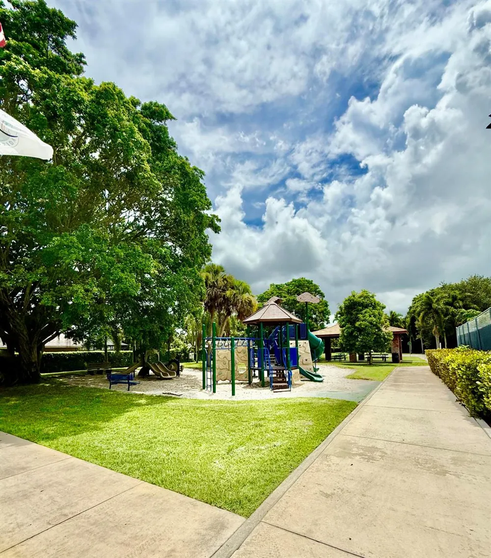362 Yorktowne Circle Atlantis, FL 33462