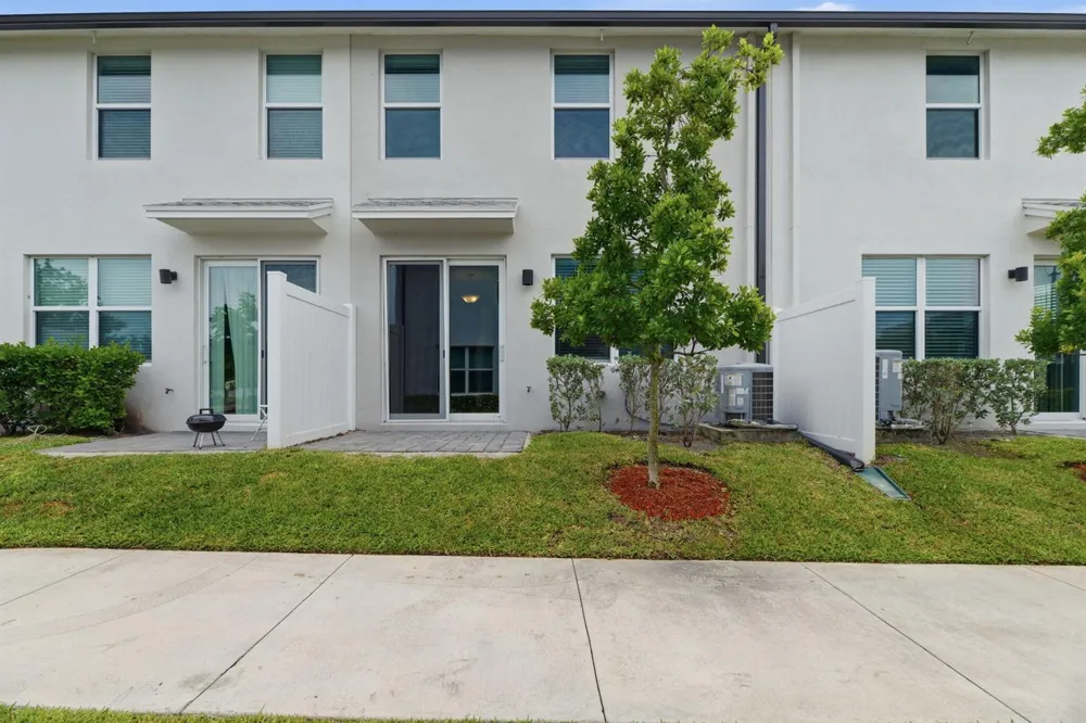 4046 HOT SPRINGS AVENUE Palm Springs, FL 33461