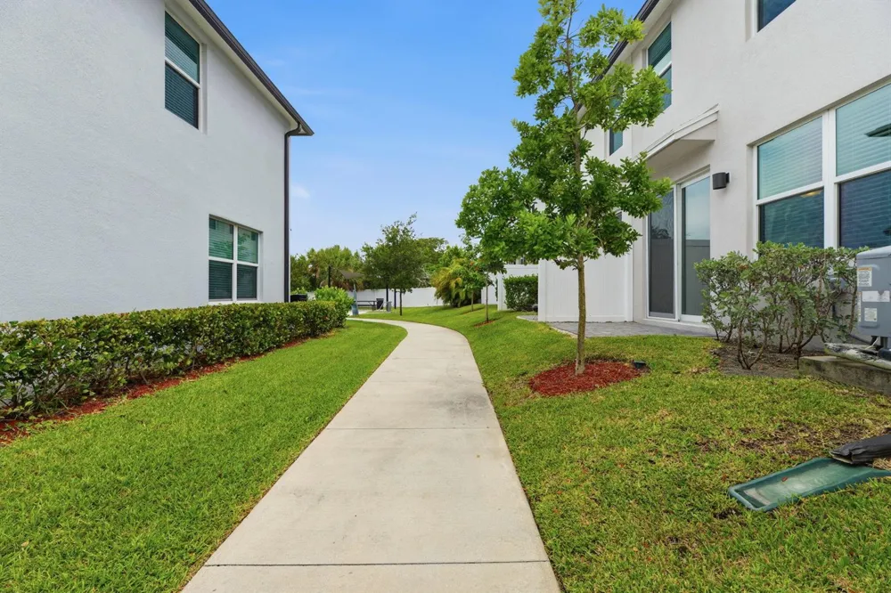 4046 HOT SPRINGS AVENUE Palm Springs, FL 33461