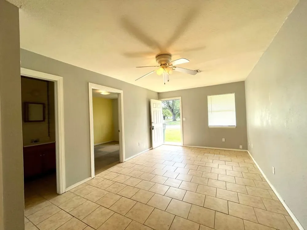 312 S B Davis, OK 73030