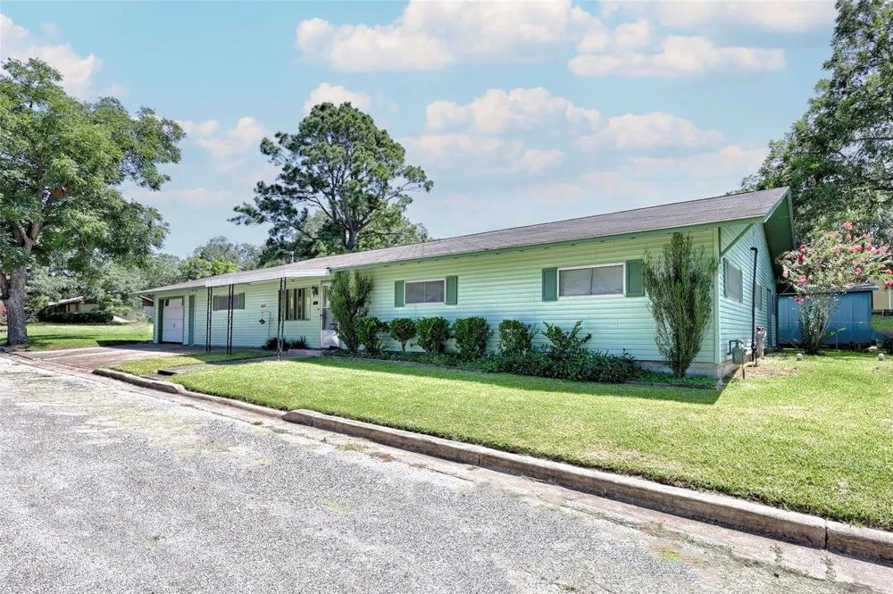 604 Market Street Hallettsville, TX 77964
