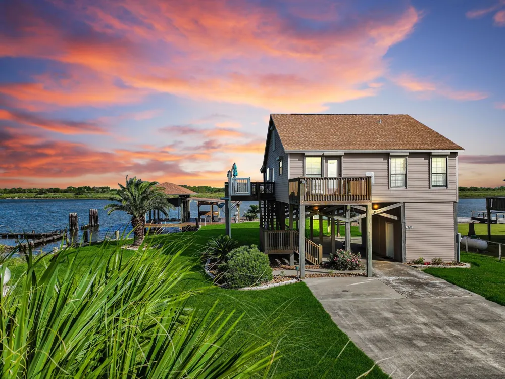 1301 Monkhouse Drive Crystal Beach, TX 77650