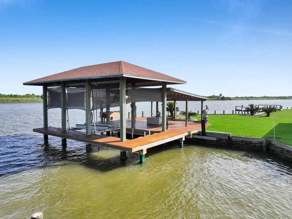 1301 Monkhouse Drive Crystal Beach, TX 77650