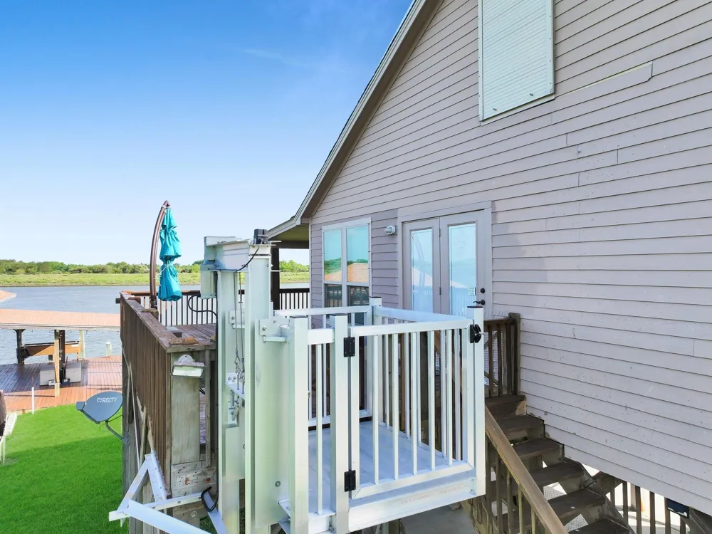1301 Monkhouse Drive Crystal Beach, TX 77650