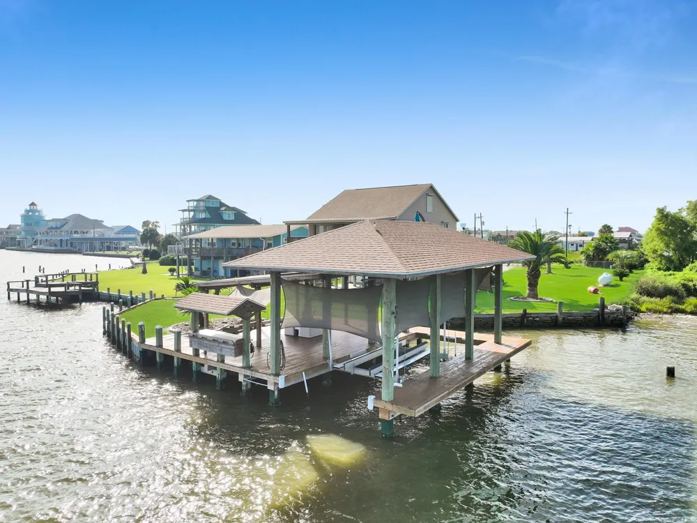 1301 Monkhouse Drive Crystal Beach, TX 77650