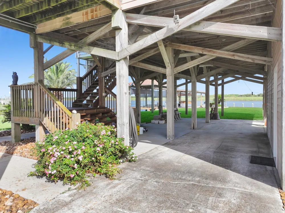1301 Monkhouse Drive Crystal Beach, TX 77650