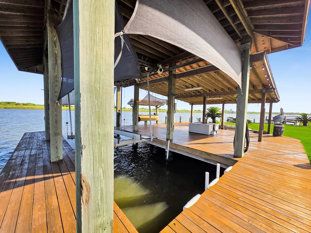 1301 Monkhouse Drive Crystal Beach, TX 77650