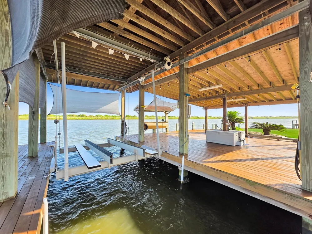 1301 Monkhouse Drive Crystal Beach, TX 77650