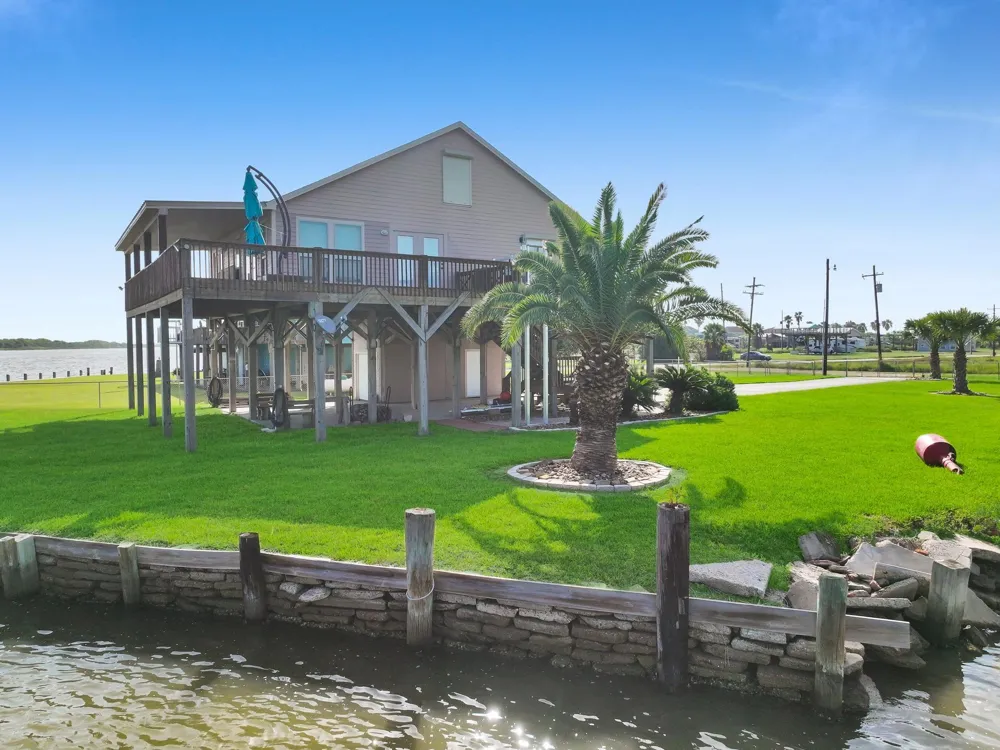 1301 Monkhouse Drive Crystal Beach, TX 77650