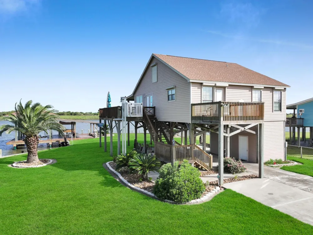 1301 Monkhouse Drive Crystal Beach, TX 77650