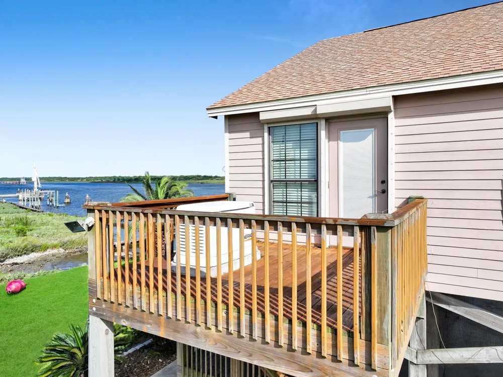 1301 Monkhouse Drive Crystal Beach, TX 77650