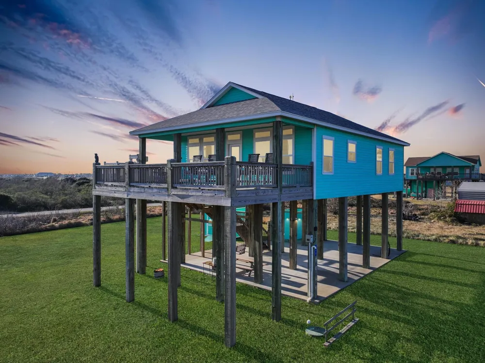 911 S Tinkle Lane Crystal Beach, TX 77650
