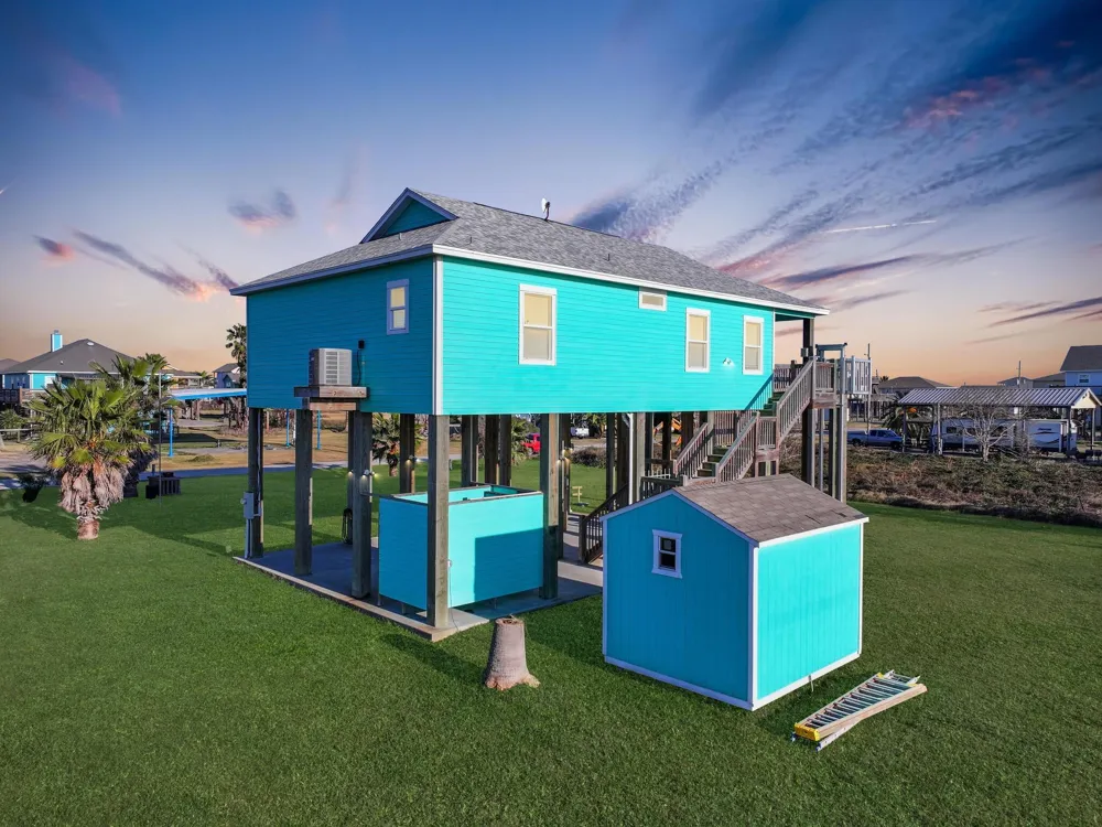 911 S Tinkle Lane Crystal Beach, TX 77650