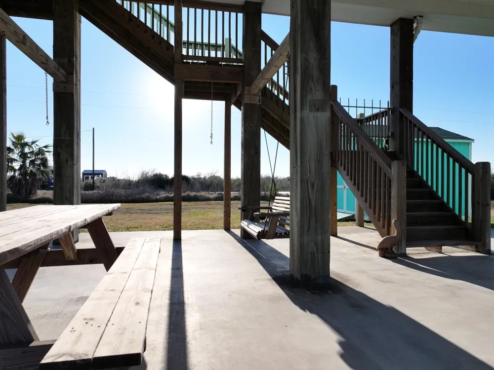 911 S Tinkle Lane Crystal Beach, TX 77650