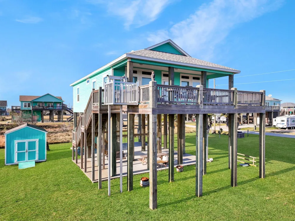 911 S Tinkle Lane Crystal Beach, TX 77650