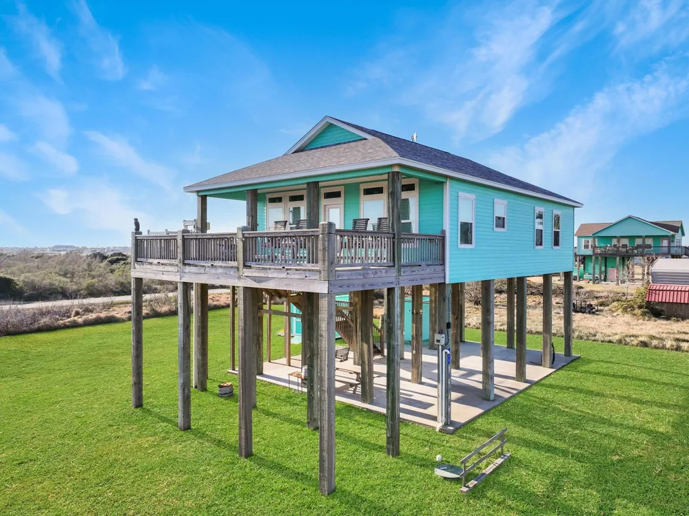 911 S Tinkle Lane Crystal Beach, TX 77650