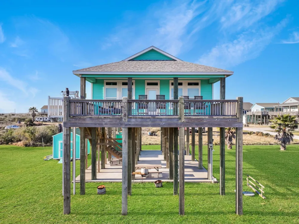911 S Tinkle Lane Crystal Beach, TX 77650
