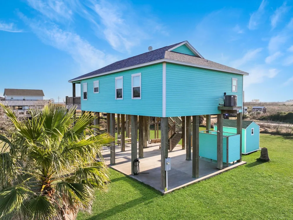 911 S Tinkle Lane Crystal Beach, TX 77650