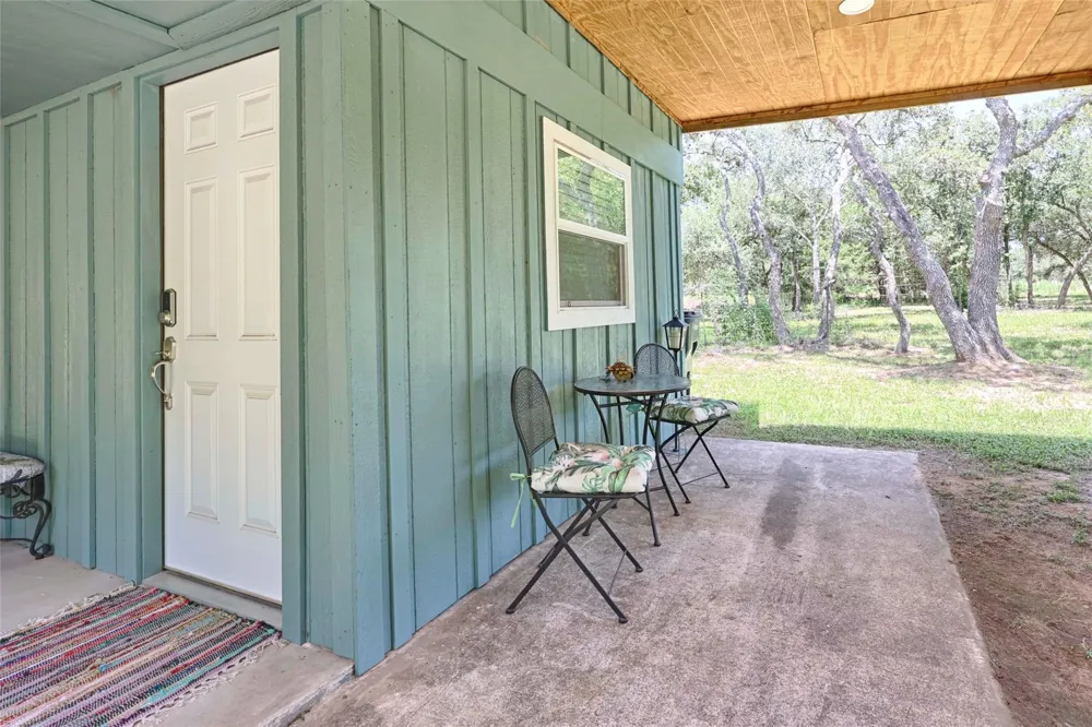 207 Hickory Drive Sheridan, TX 77475