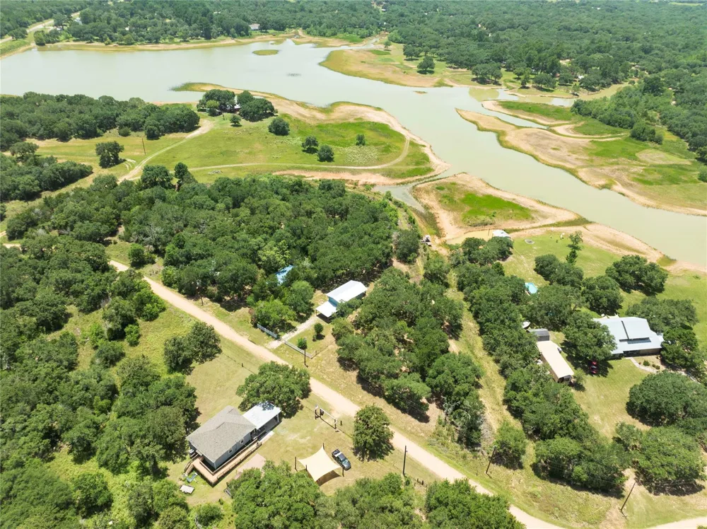 207 Hickory Drive Sheridan, TX 77475
