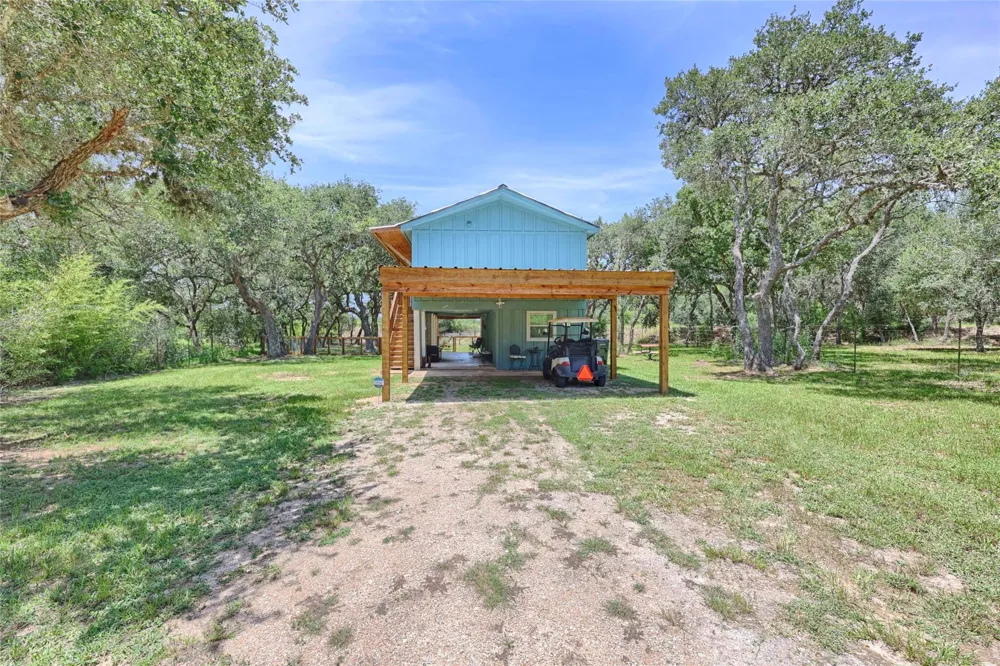 207 Hickory Drive Sheridan, TX 77475
