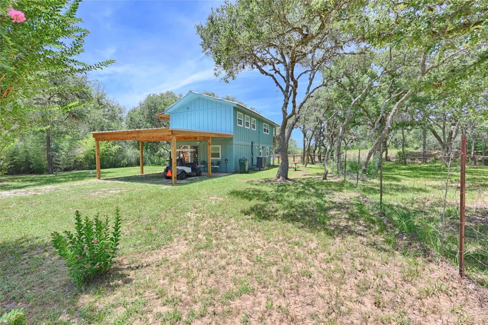 207 Hickory Drive Sheridan, TX 77475