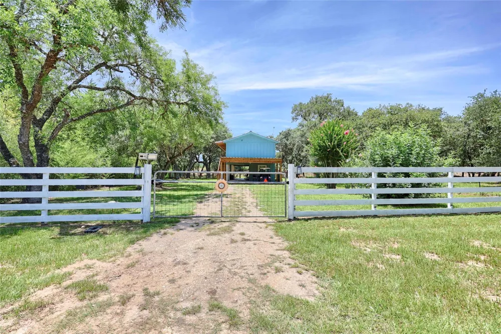 207 Hickory Drive Sheridan, TX 77475