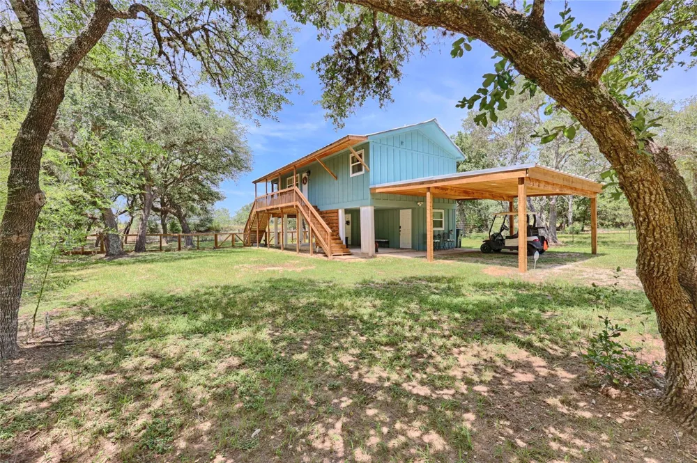 207 Hickory Drive Sheridan, TX 77475