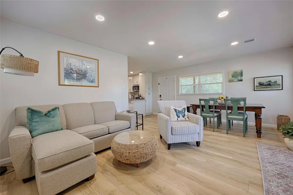 207 Hickory Drive Sheridan, TX 77475