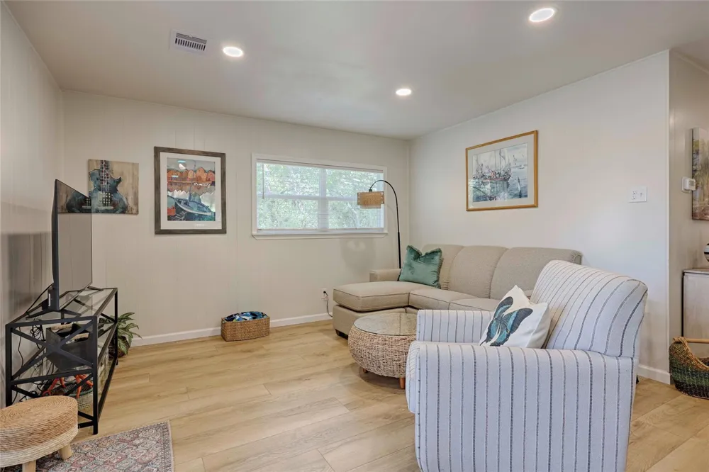 207 Hickory Drive Sheridan, TX 77475