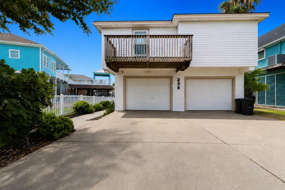 238 Bamaku Bend Tiki Island, TX 77554