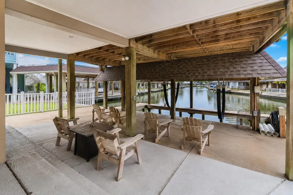 238 Bamaku Bend Tiki Island, TX 77554