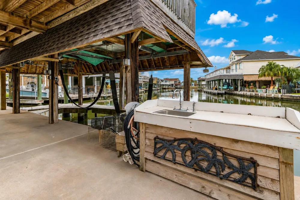 238 Bamaku Bend Tiki Island, TX 77554