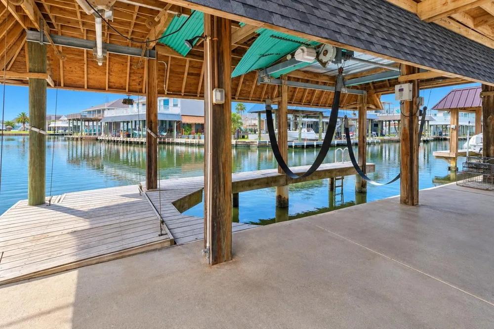 238 Bamaku Bend Tiki Island, TX 77554