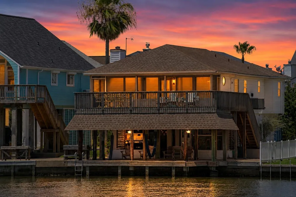 238 Bamaku Bend Tiki Island, TX 77554