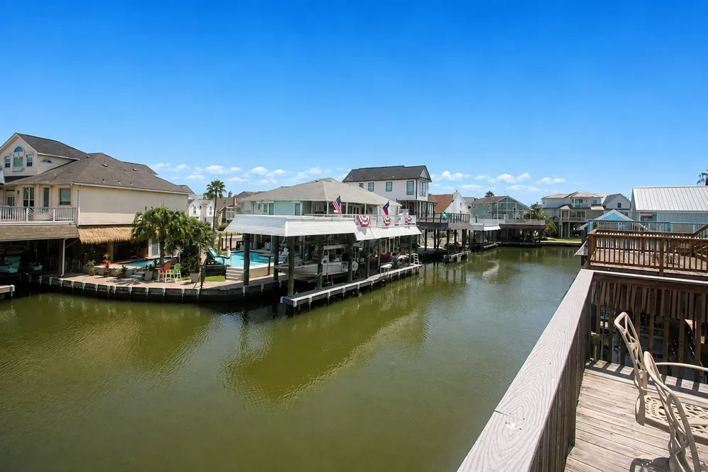 238 Bamaku Bend Tiki Island, TX 77554