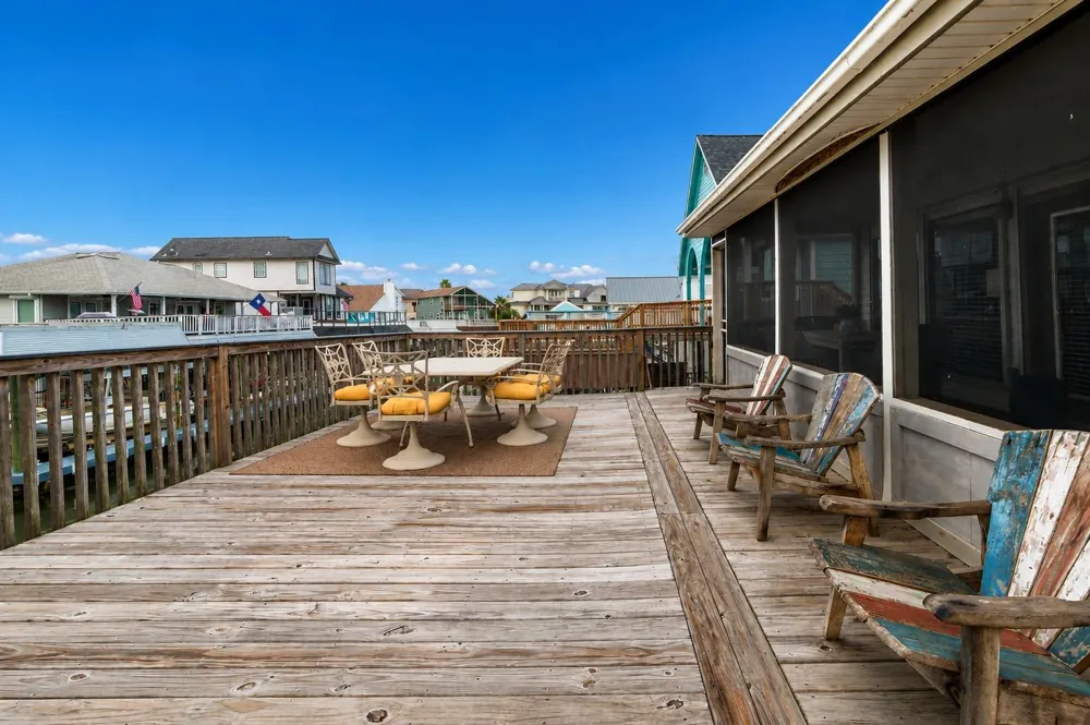 238 Bamaku Bend Tiki Island, TX 77554