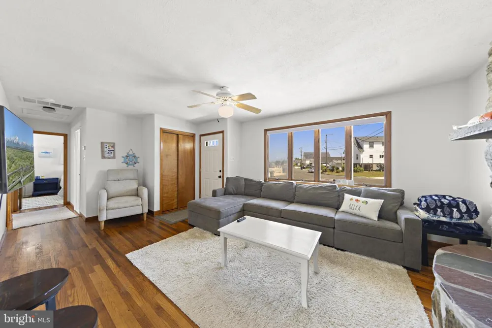 34 LAKE SINGLETON COURT Tuckerton, NJ 08087