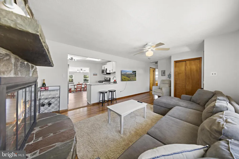 34 LAKE SINGLETON COURT Tuckerton, NJ 08087